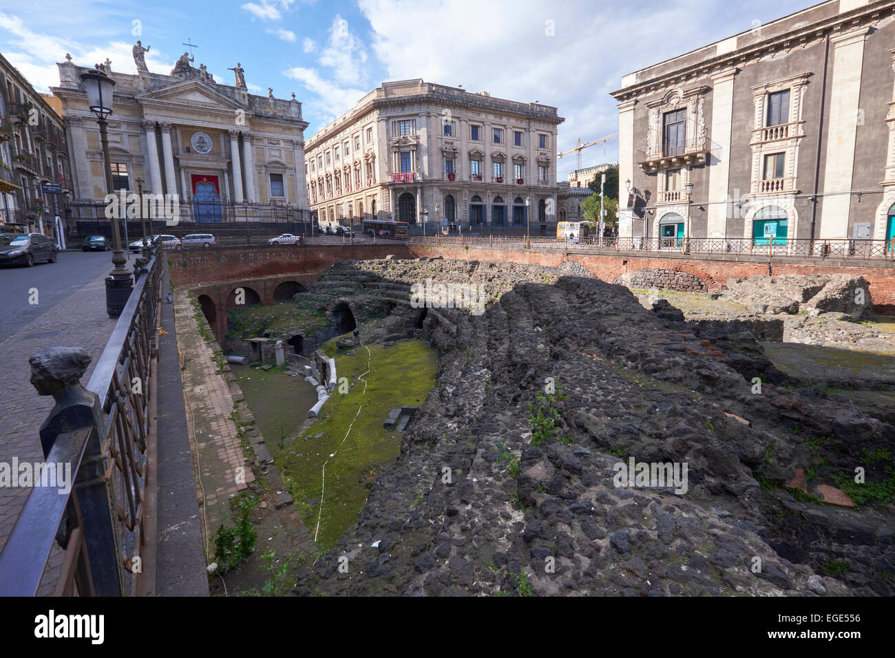 Antico anfiteatro rovine romane di Catania, Sicilia, Italia. Turismo italiano, viaggi e meta di vacanza. Foto Stock