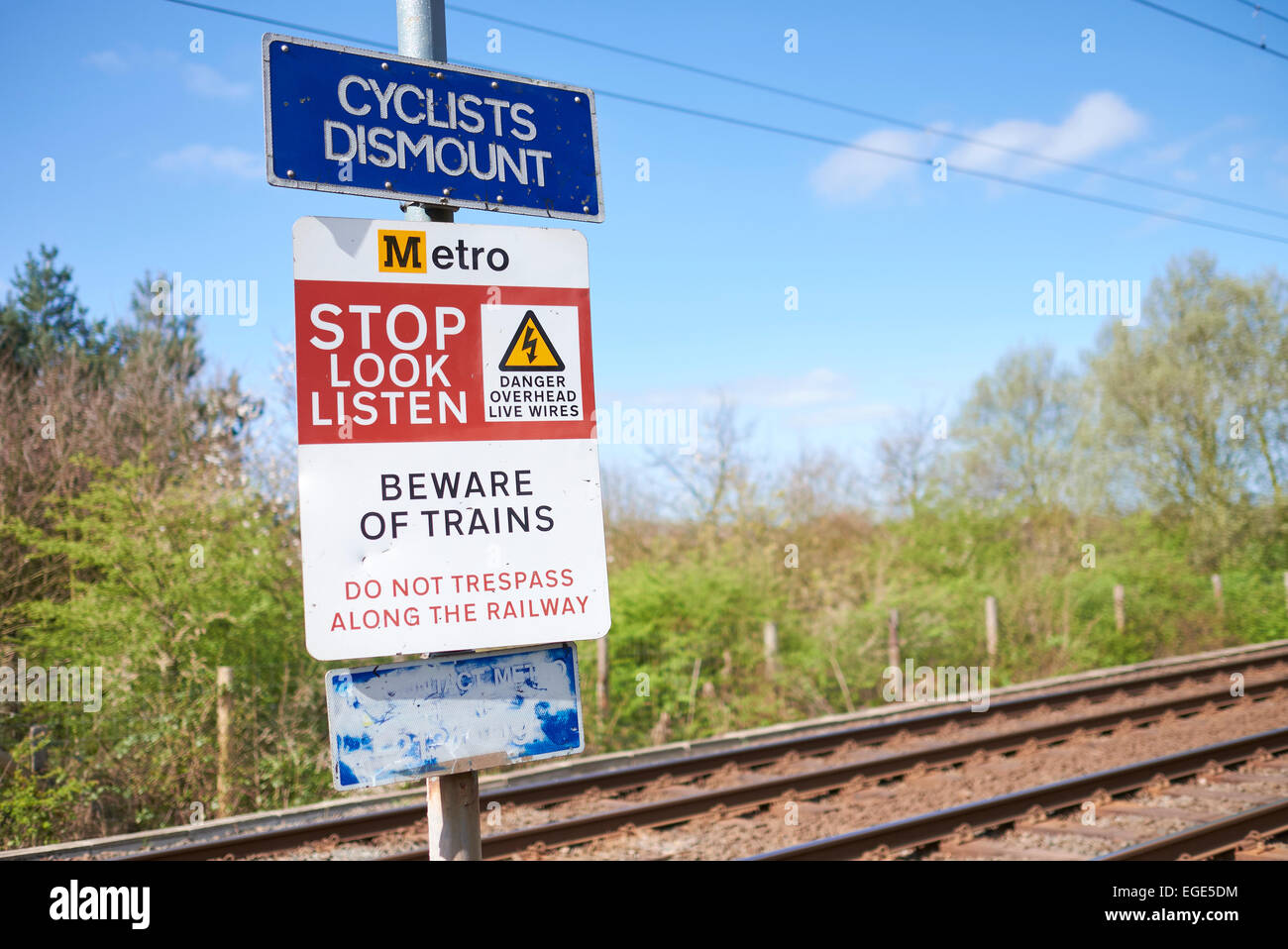 Smettere di guardare e ascoltare i segnali di avvertimento per i pedoni e i ciclisti per quanto riguarda i treni ad alta velocità. Foto Stock