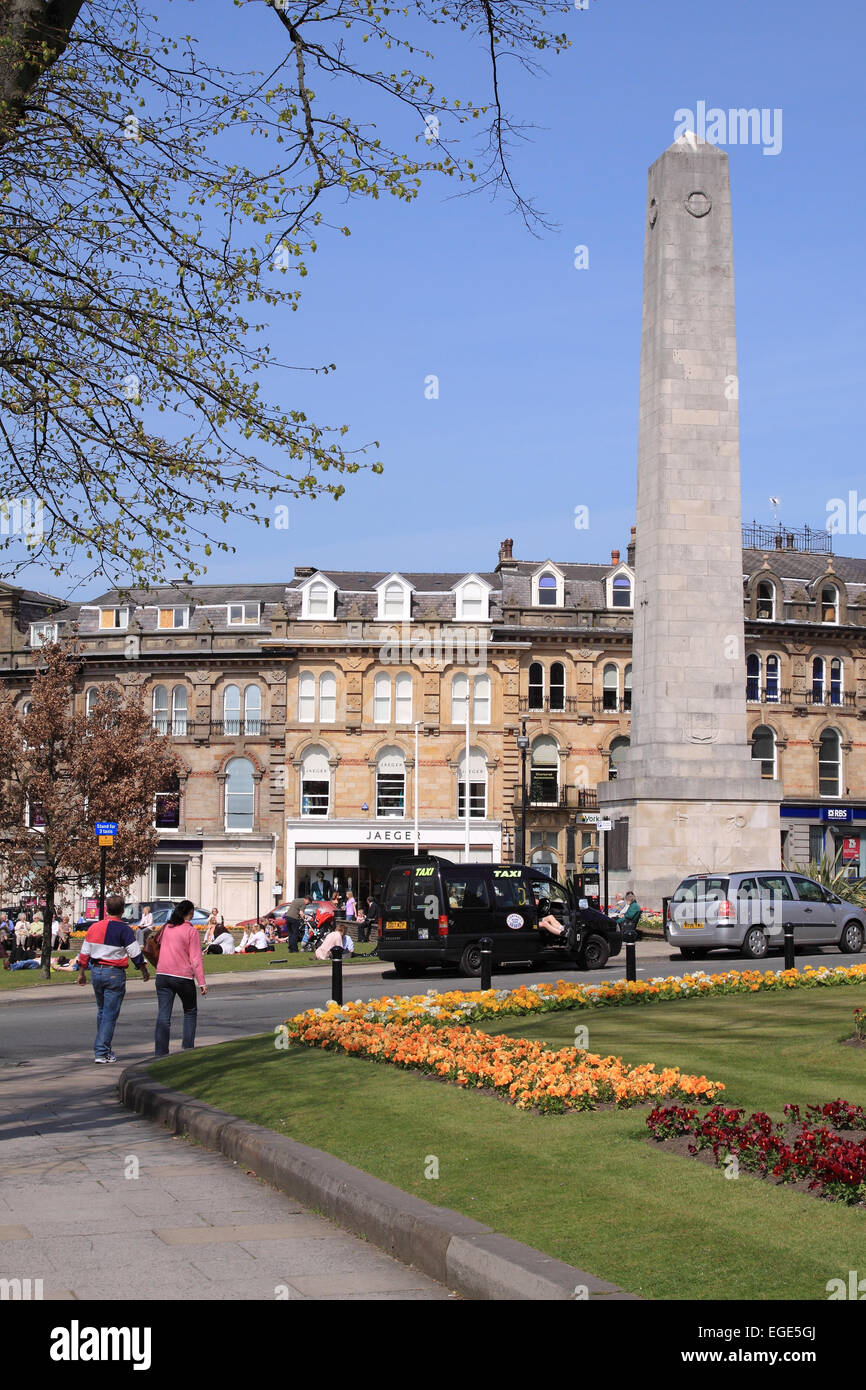 Monumento ai Caduti in guerra contro un limpido cielo di primavera / Harrogate / North Yorkshire / Regno Unito Foto Stock