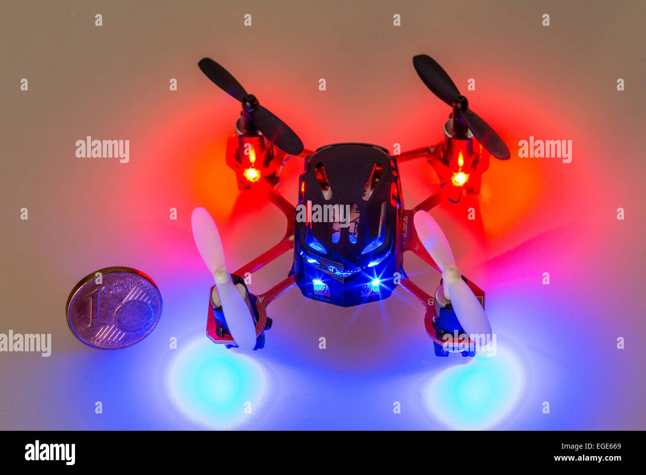 Piccolo drone giocattolo, a pochi centimetri di grandi, controllo remoto, motori elettrici, alimentato da batteria ricaricabile, Foto Stock