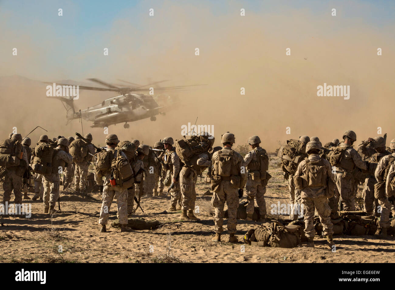 Marines americani caricare sul CH-53E Super Stallion elicotteri durante il battaglione Assault Course Febbraio 12, 2015 in Marine Corps base ventinove palme, California. Foto Stock