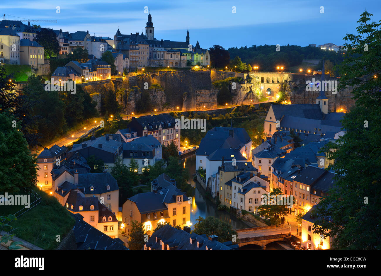 Parte inferiore del Grund (Lussemburgo città vecchia con il fiume Alzette al crepuscolo, Lussemburgo Foto Stock