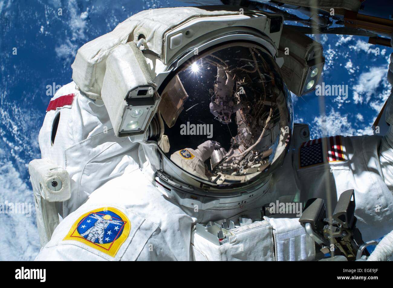 L'astronauta della NASA Barry "Butch' Wilmore, Comandante della spedizione 42 durante una spacewalk come la superficie della Terra passa in background Febbraio 23, 2015 in orbita intorno alla terra. Wilmore e compagno astronauta Terry Virts completato entro 6 ore, 41-minute spacewalk routing più di 300 piedi di cavo come parte di una riconfigurazione della Stazione Spaziale Internazionale per consentire COMMERCIALE DEGLI STATI UNITI i veicoli di equipaggio in corso di sviluppo per dock per la stazione spaziale nei prossimi anni. Foto Stock