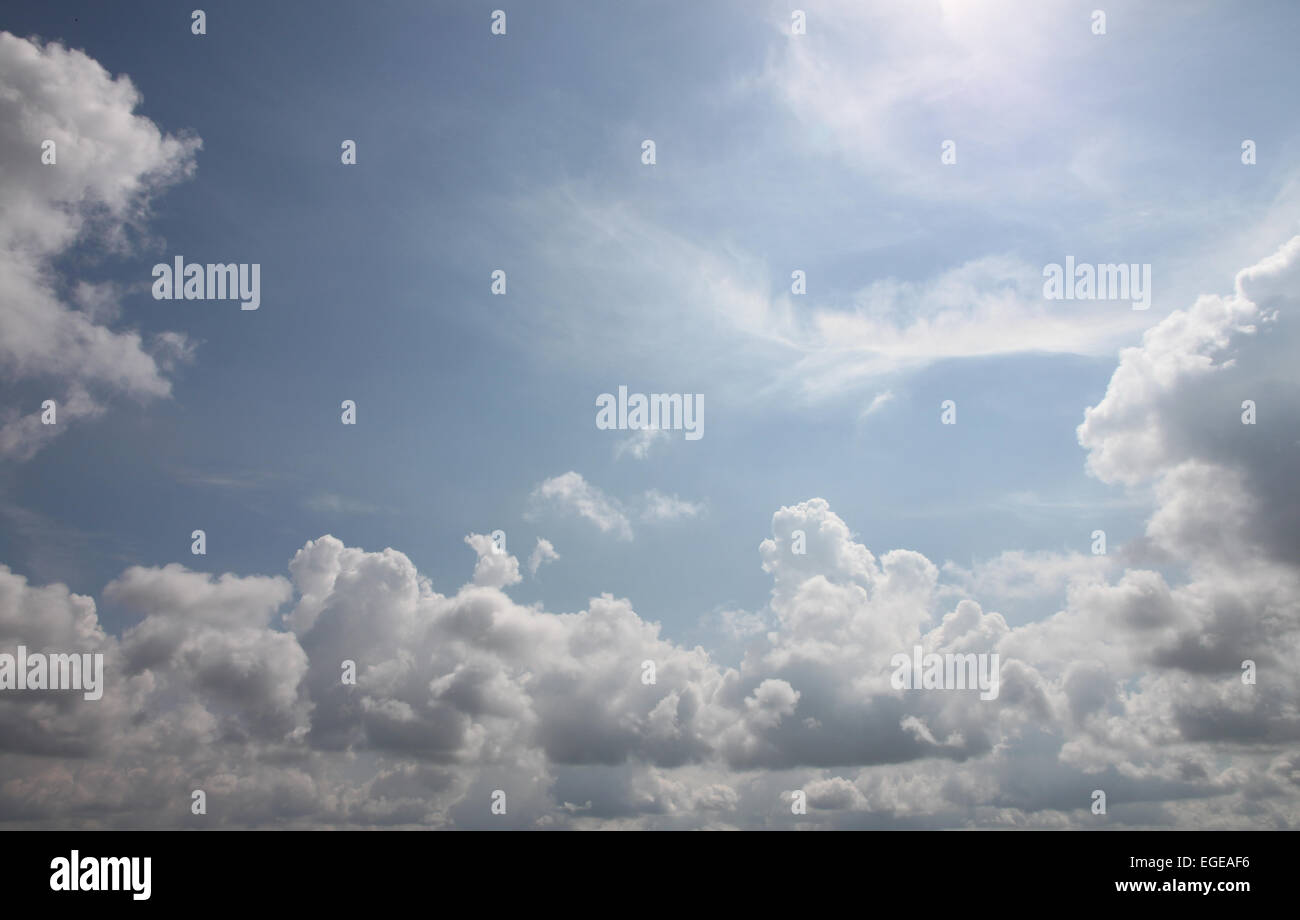 Nuvole sul cielo blu nelle ore diurne. Foto Stock