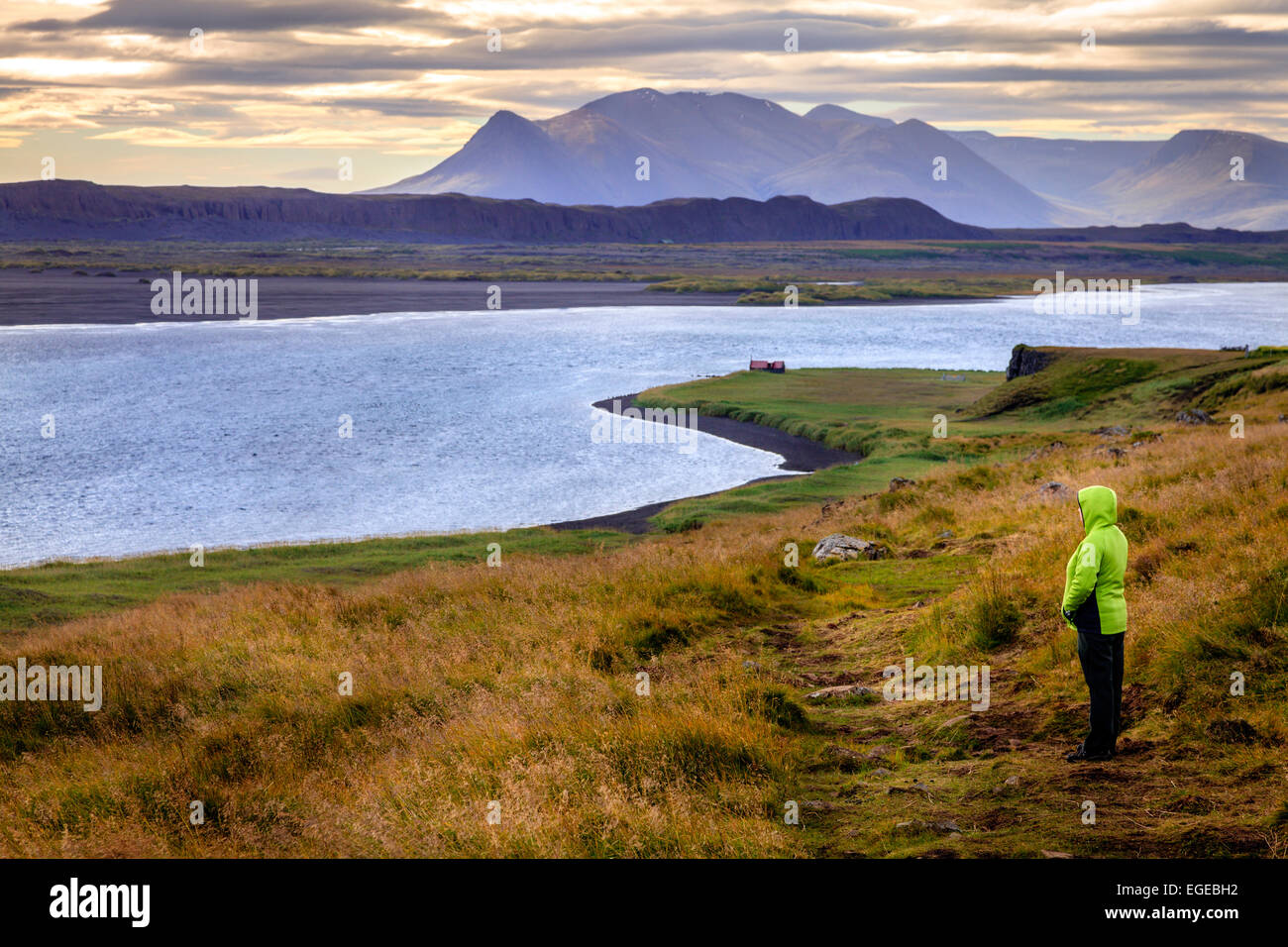 Un escursionista sulla penisola di Vatnsnes nel nord-ovest dell'Islanda Foto Stock