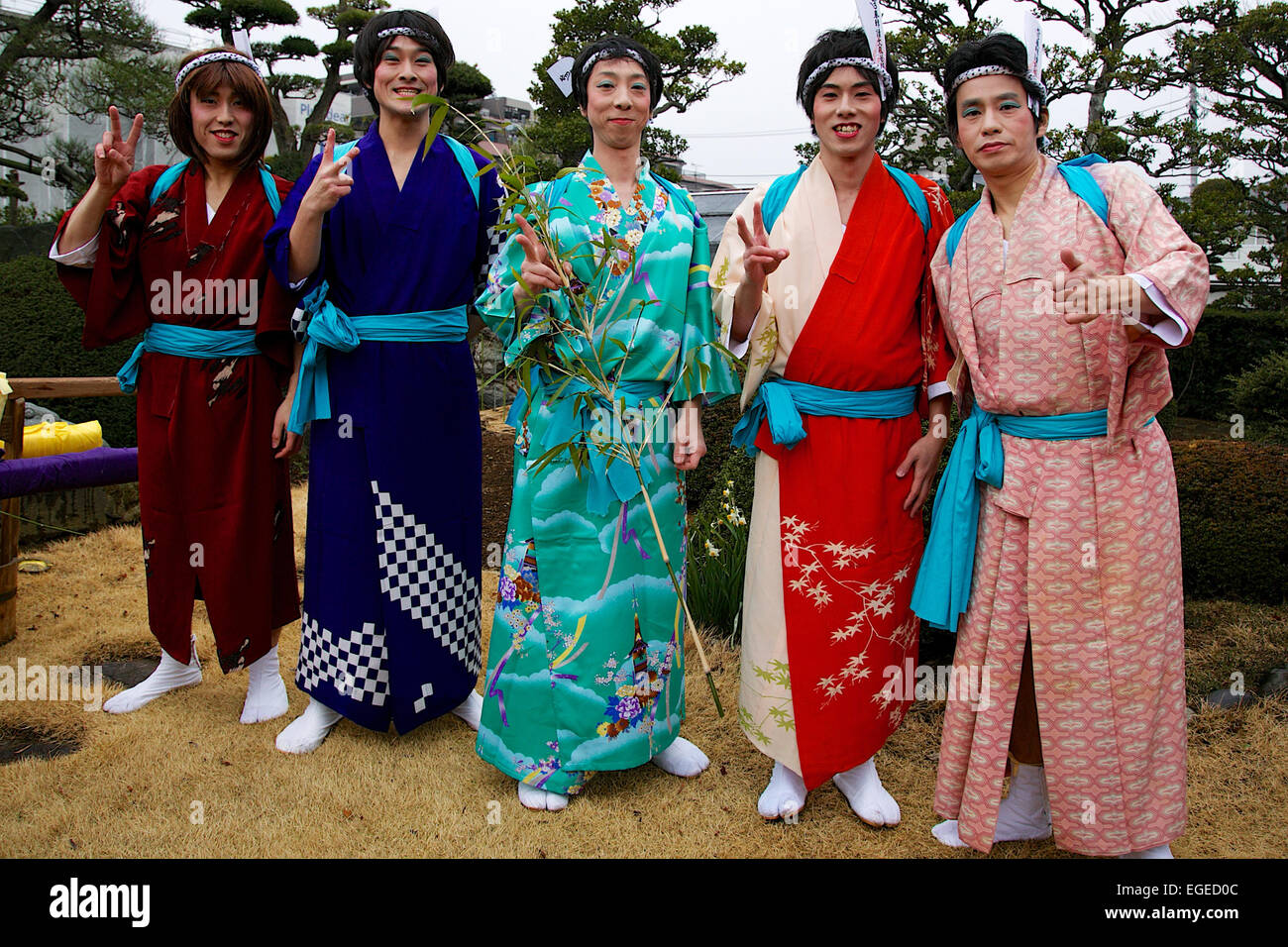 I partecipanti vestiti nelle donne il kimono e indossa trucco posano per una foto durante la Ikazuchi no Daihannya festival il 22 febbraio 2015 a Tokyo, Giappone. Volontari Festival di portare i contenitori 6 dal tempio Shinzoin intorno al quartiere di scacciare gli spiriti maligni. Il festival origini sono incerte; una leggenda narra di un'era di Edo Sacerdote del Tempio Shinzoin la visita di casa in casa per scacciare gli spiriti maligni quando il colera è stata diffusa in Tokyo, e un'altra leggenda descrive un uomo vestito di una donna kimono per allontanare gli spiriti mali da sua sorella che soffriva di tubercolosi. ( Foto Stock