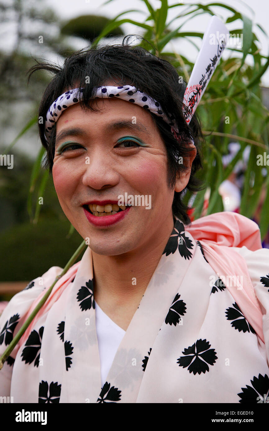 Un uomo vestito con una donna kimono e indossando il trucco in posa per una fotografia durante la Ikazuchi no Daihannya festival il 22 febbraio 2015 a Tokyo, Giappone. Volontari Festival di portare i contenitori 6 dal tempio Shinzoin intorno al quartiere di scacciare gli spiriti maligni. Il festival origini sono incerte; una leggenda narra di un'era di Edo Sacerdote del Tempio Shinzoin la visita di casa in casa per scacciare gli spiriti maligni quando il colera è stata diffusa in Tokyo, e un'altra leggenda descrive un uomo vestito di una donna kimono per allontanare gli spiriti mali da sua sorella che soffriva di tubercolosi. (Foto Foto Stock