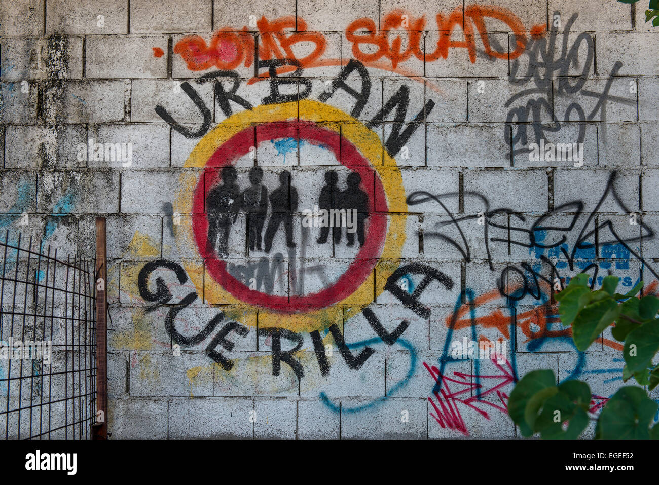 Tag socialista su Shopping Mall distrutti durante la guerra, Mostar Foto Stock