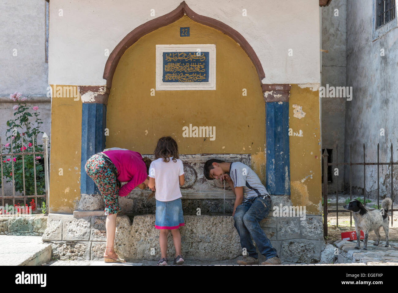 La BiH-160 i bambini a bere ad una fontana, Travnik Foto Stock