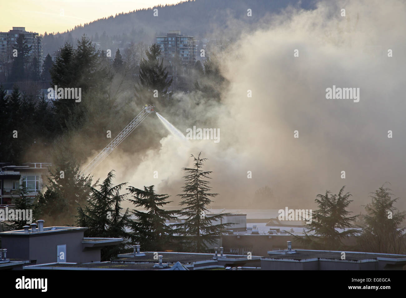 Coquitlam, BC, Canada - 16 Febbraio 2015 : Firefighter equipaggi combattendo complesso di appartamenti il fuoco sul Glen drive in Coquitlam. Foto Stock