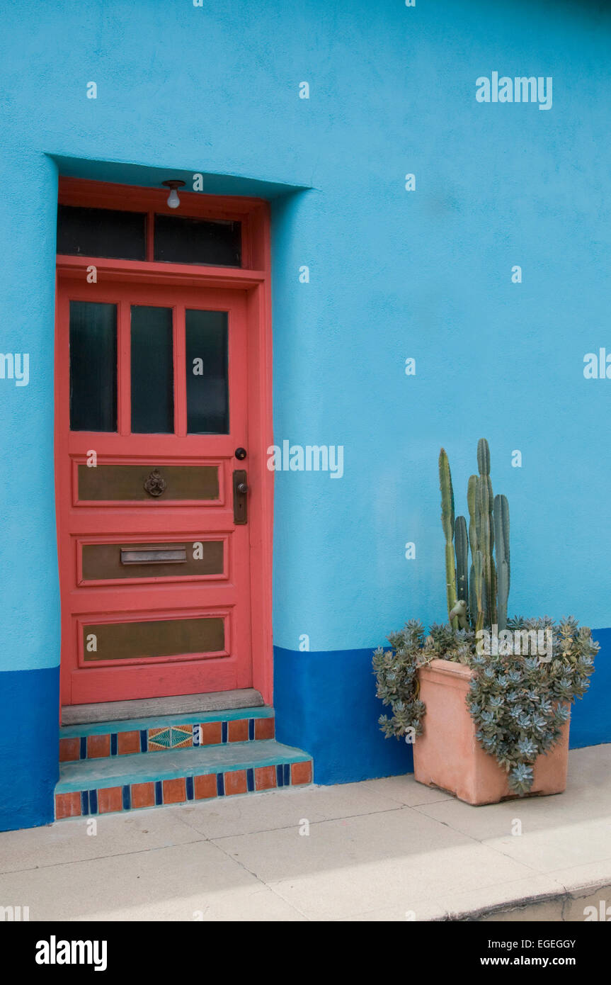 Porta di Tucson con succulenti piantatrice Foto Stock