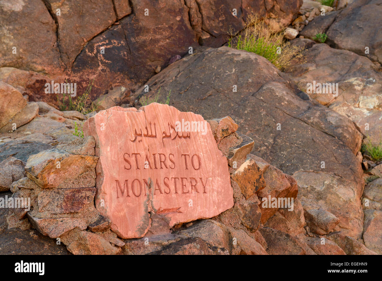 Segno a monaci sentiero da Santa Caterina monastero al Monte Sinai vertice, Egitto Foto Stock