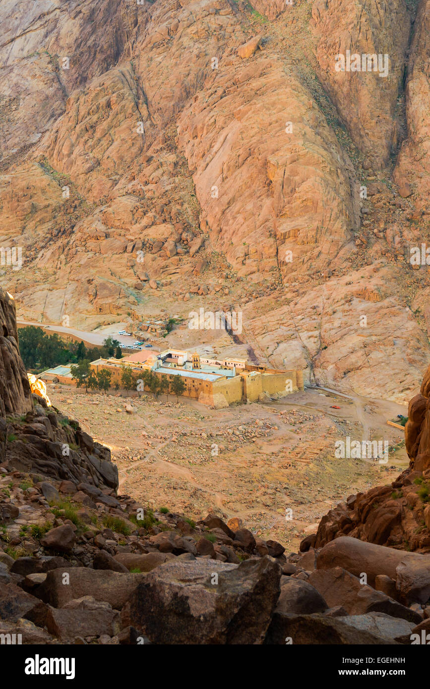 Visualizzare presso il monastero di Santa Caterina dal percorso di monaci. Monastero di Santa Caterina, la penisola del Sinai, giace ai piedi del monte Sinai Foto Stock