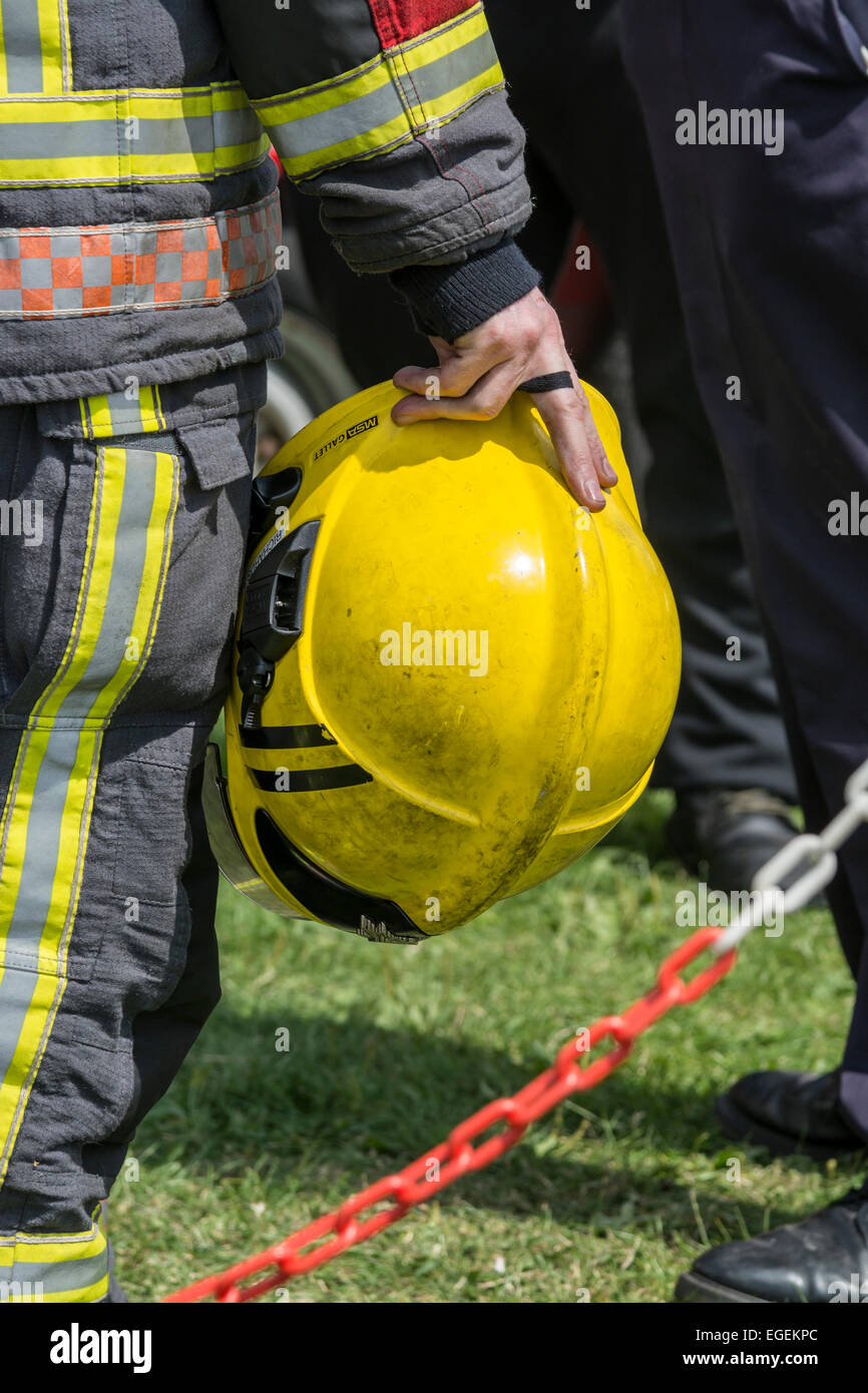 Vigili del fuoco dando chip pan fire dimostrazione a Carnevale Chesterfield Derbyshire Inghilterra Foto Stock