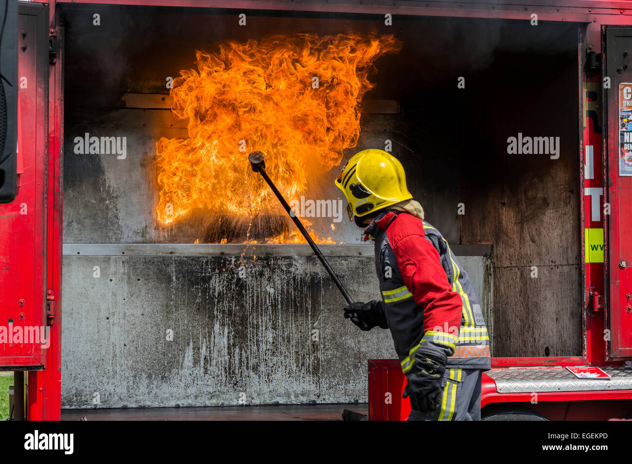 Vigili del fuoco dando chip pan fire dimostrazione a Carnevale Chesterfield Derbyshire Inghilterra Foto Stock