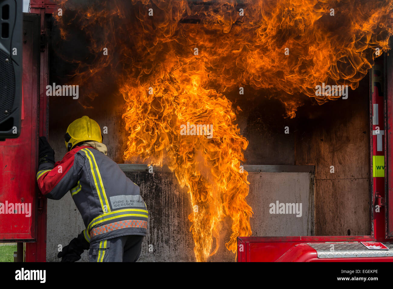 Vigili del fuoco dando chip pan fire dimostrazione a Carnevale Chesterfield Derbyshire Inghilterra Foto Stock