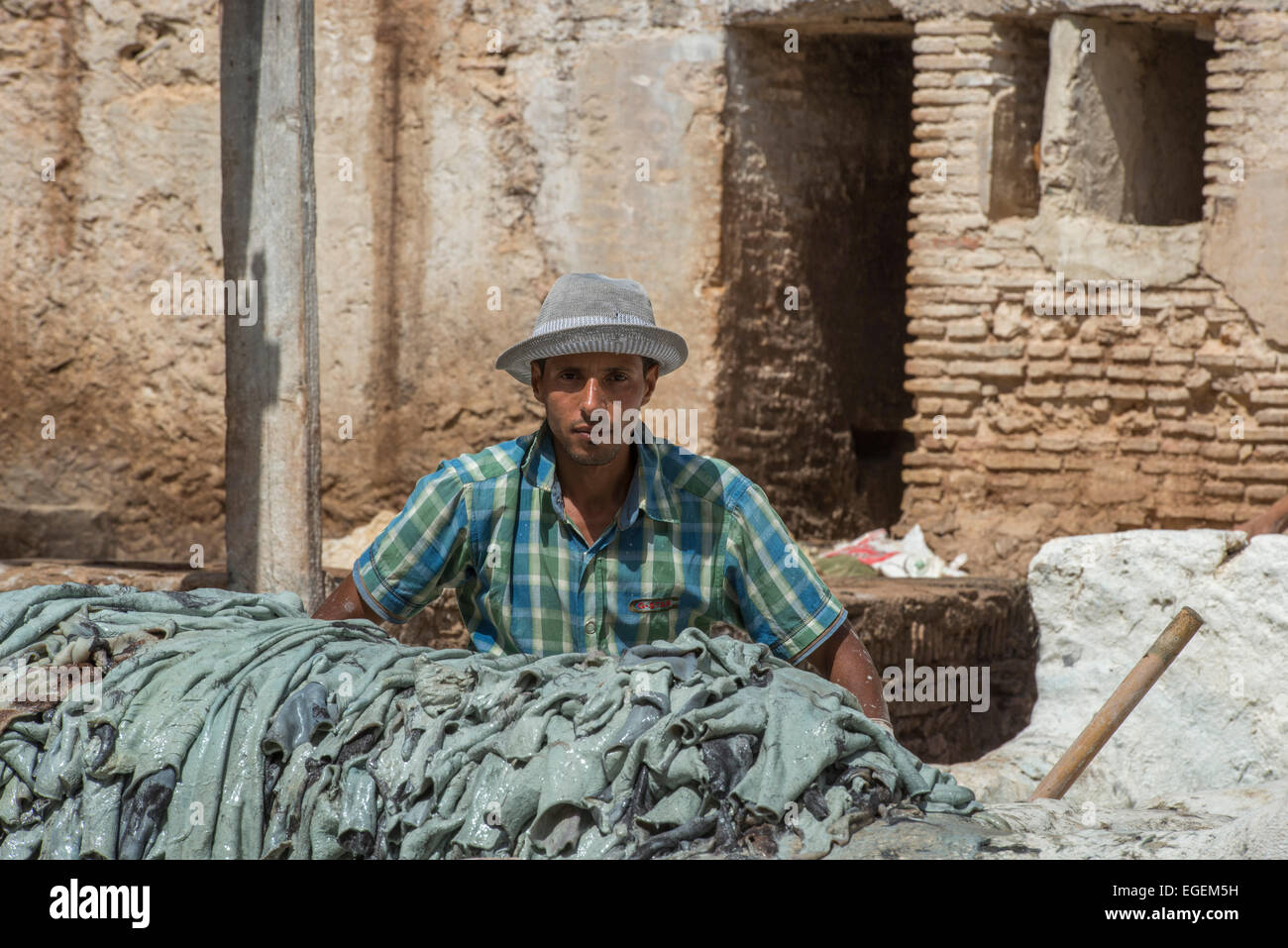 Lavoratore di conceria, Fez Cappello in cuoio Foto Stock