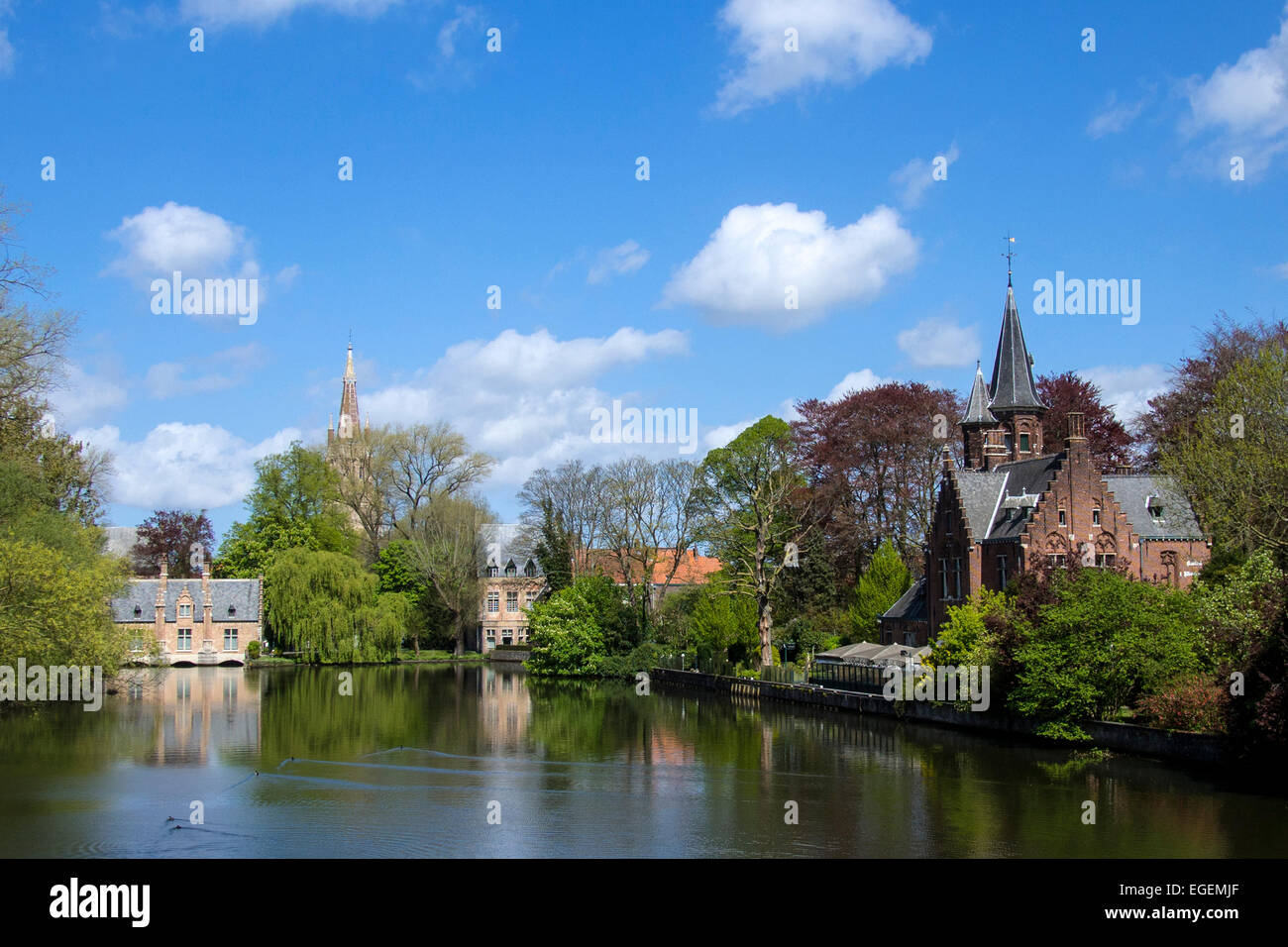 BRUGES, BELGIO, Regno Unito - 13 APRILE 2014: Lago Minnewater a Minnewaterpark, Brugge, Belgio. Il lago è conosciuto come il "Lago dell'Amore" Foto Stock