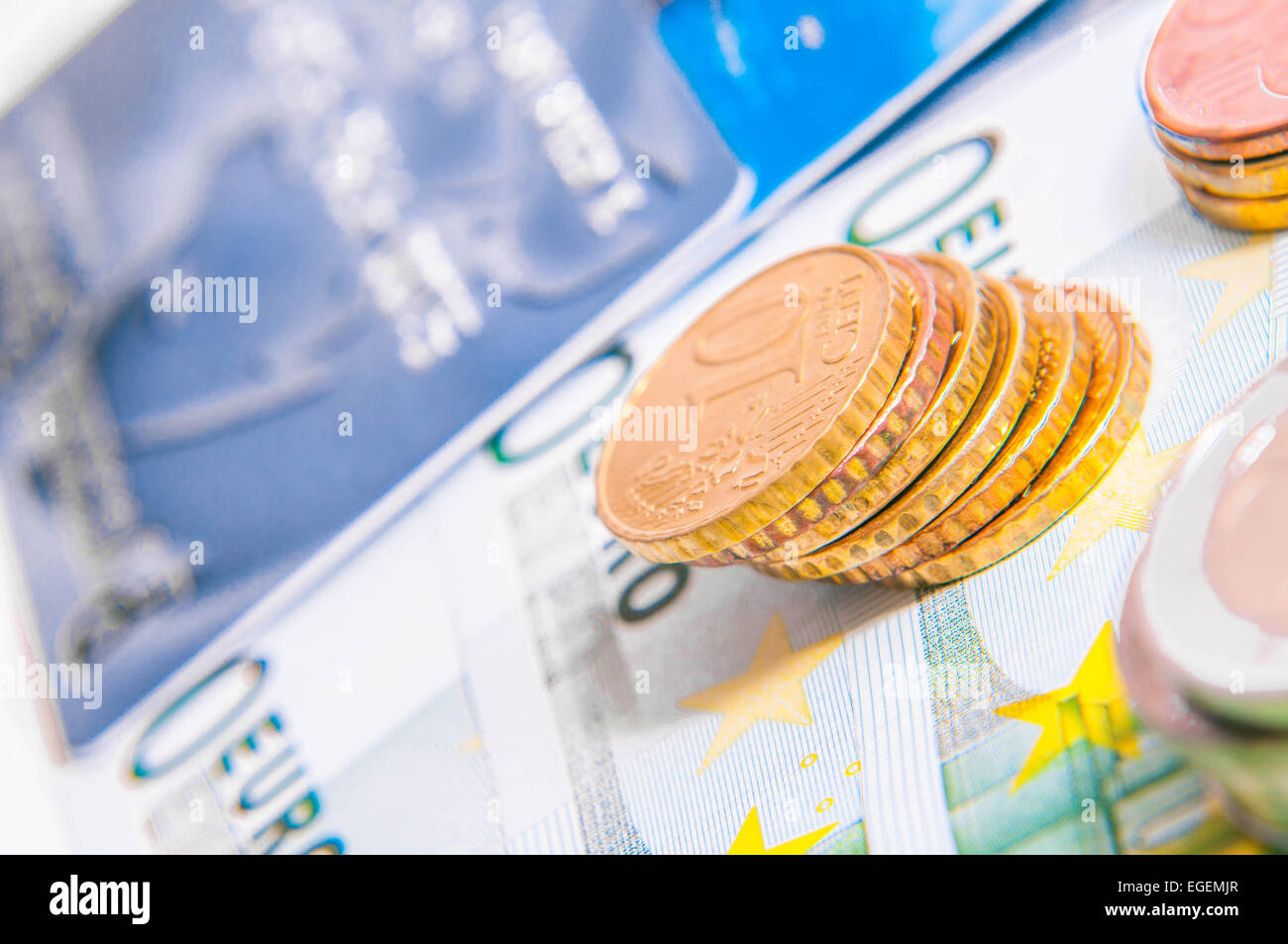 Una torre di monete in euro, banconote, moneta europea Foto Stock