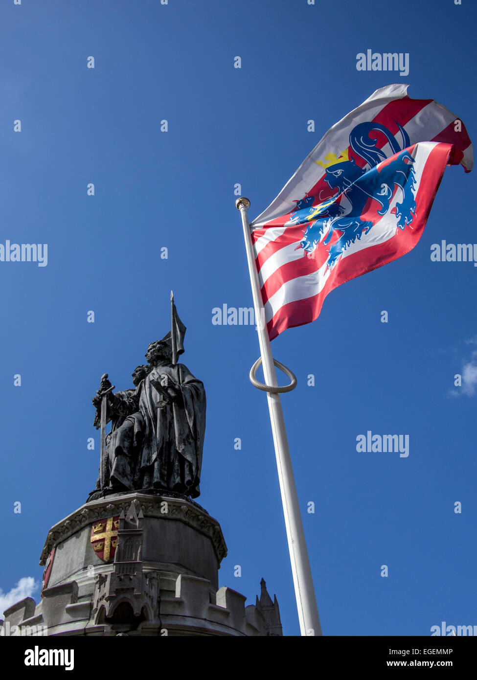 BRUGES, BELGIO, Regno Unito - 13 APRILE 2014: La bandiera di Bruges vola vicino alla statua di Jan Breydel e Pieter de Coninck Foto Stock