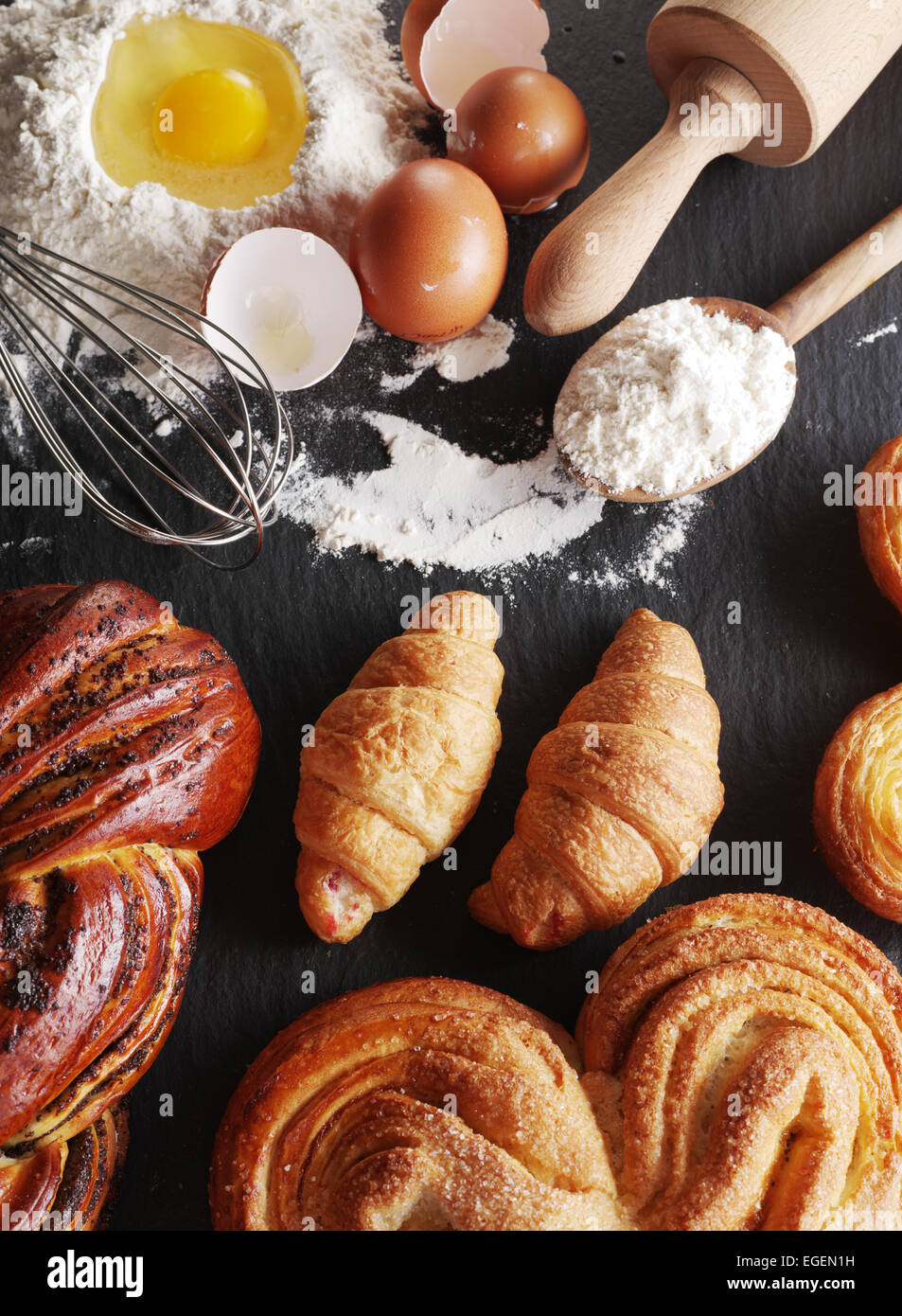 Preparazione di pasta. La cottura Ingredienti: uova e farina sul bordo nero. Foto Stock