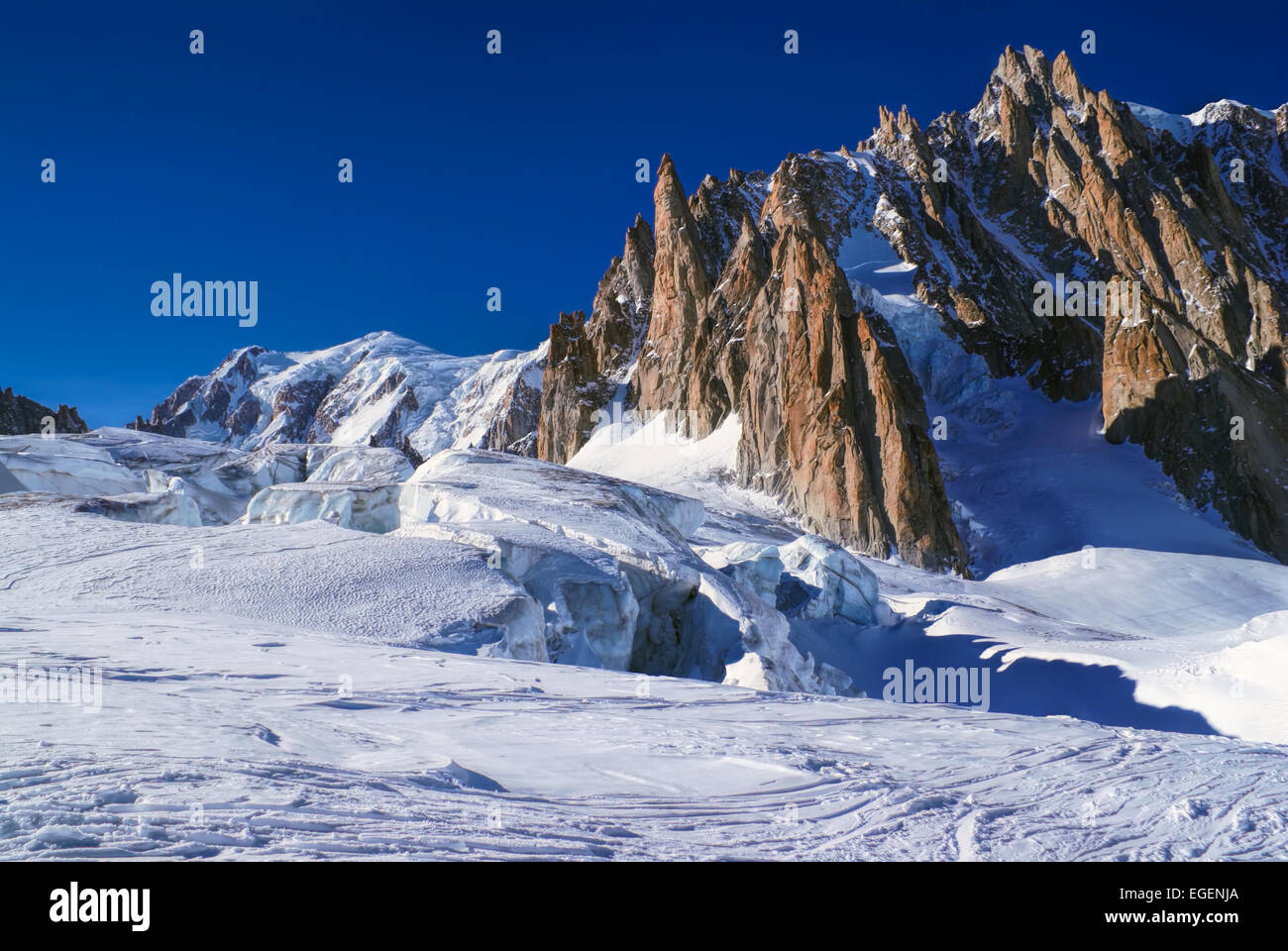 Vista pittoresca su una pianura innevate con picchi di montagna sopra Foto Stock