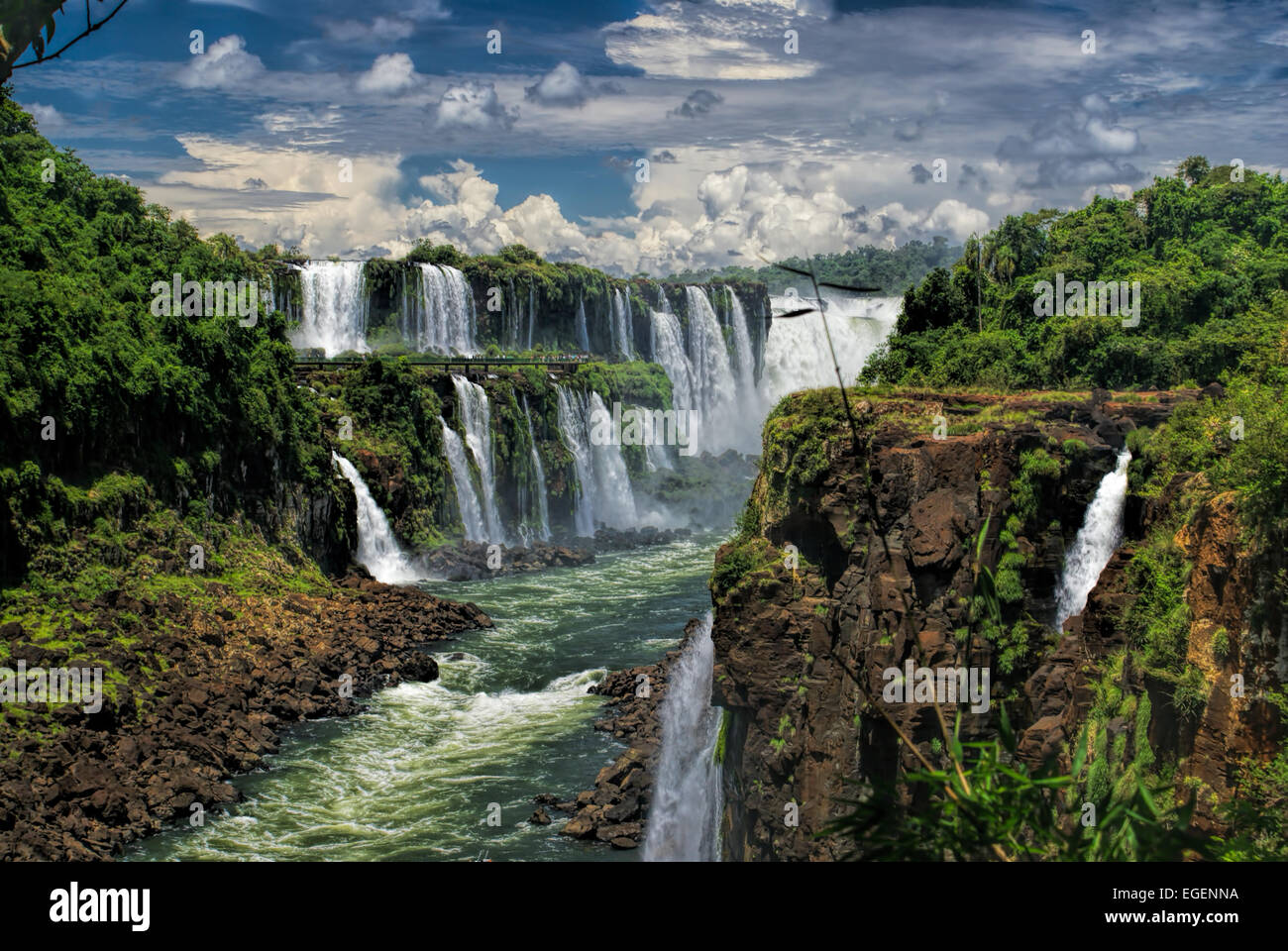 Drammatica vista delle cascate di Iguazu in Argentina con nuvole temporalesche in background Foto Stock