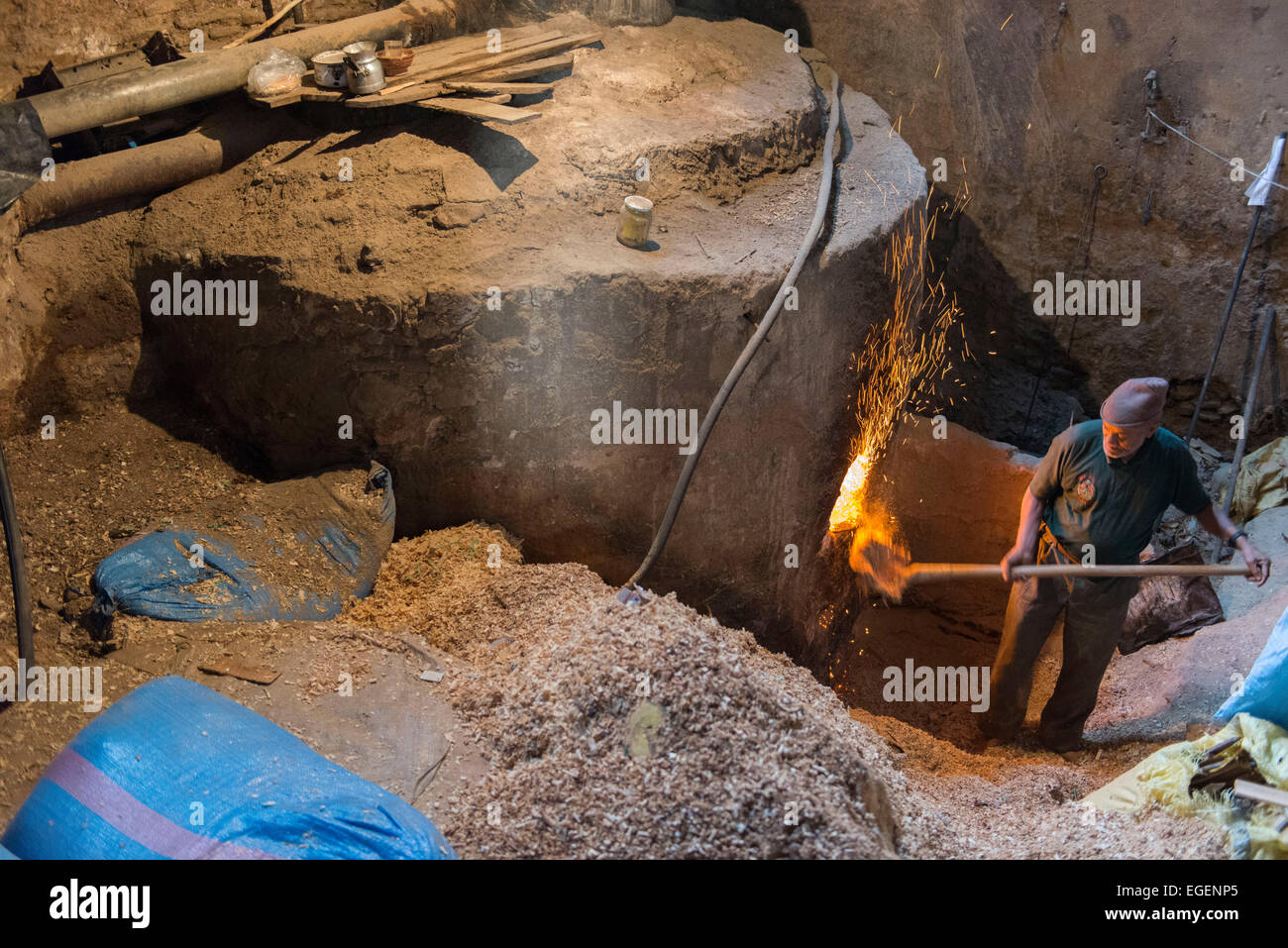 Custode di Hammam riscaldatore nella Medina di Fez Foto Stock