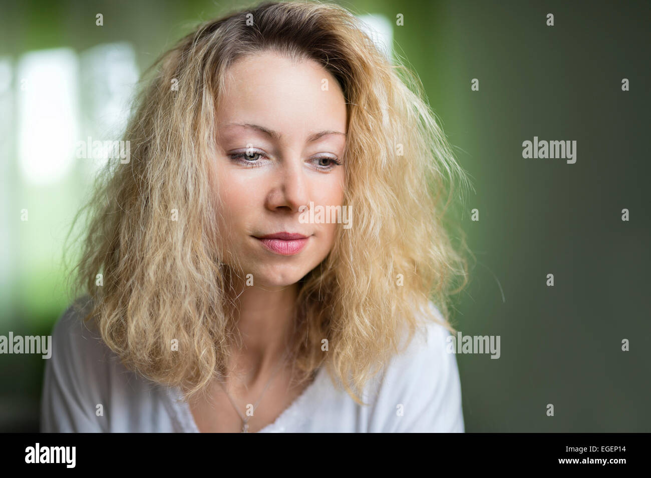 Ritratto di una premurosa donna giovane, Germania Foto Stock