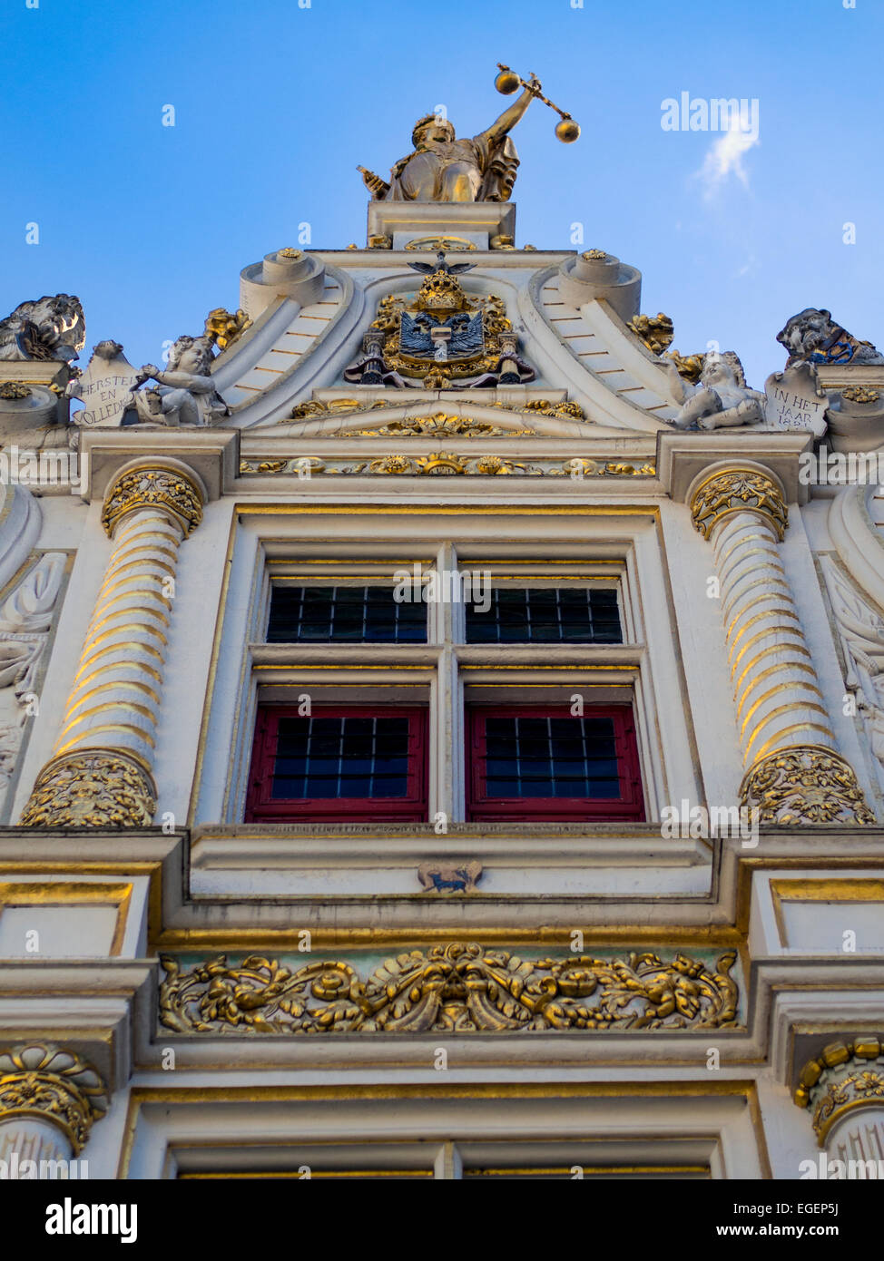 BRUGES, BELGIO, Regno Unito - 13 APRILE 2014: Facciata ornata del municipio di Bruges Foto Stock