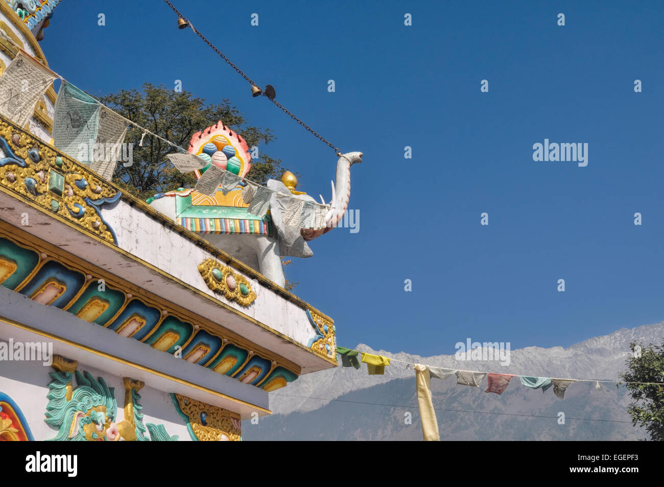 Vista pittoresca tradizionale di un elefante statua sul tetto Foto Stock