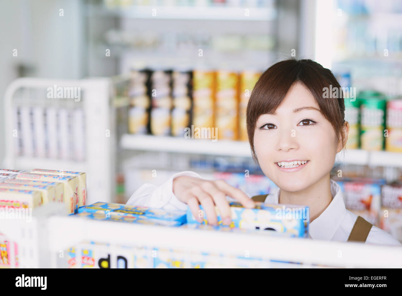 Giovane donna giapponese lavorare in negozio Foto Stock