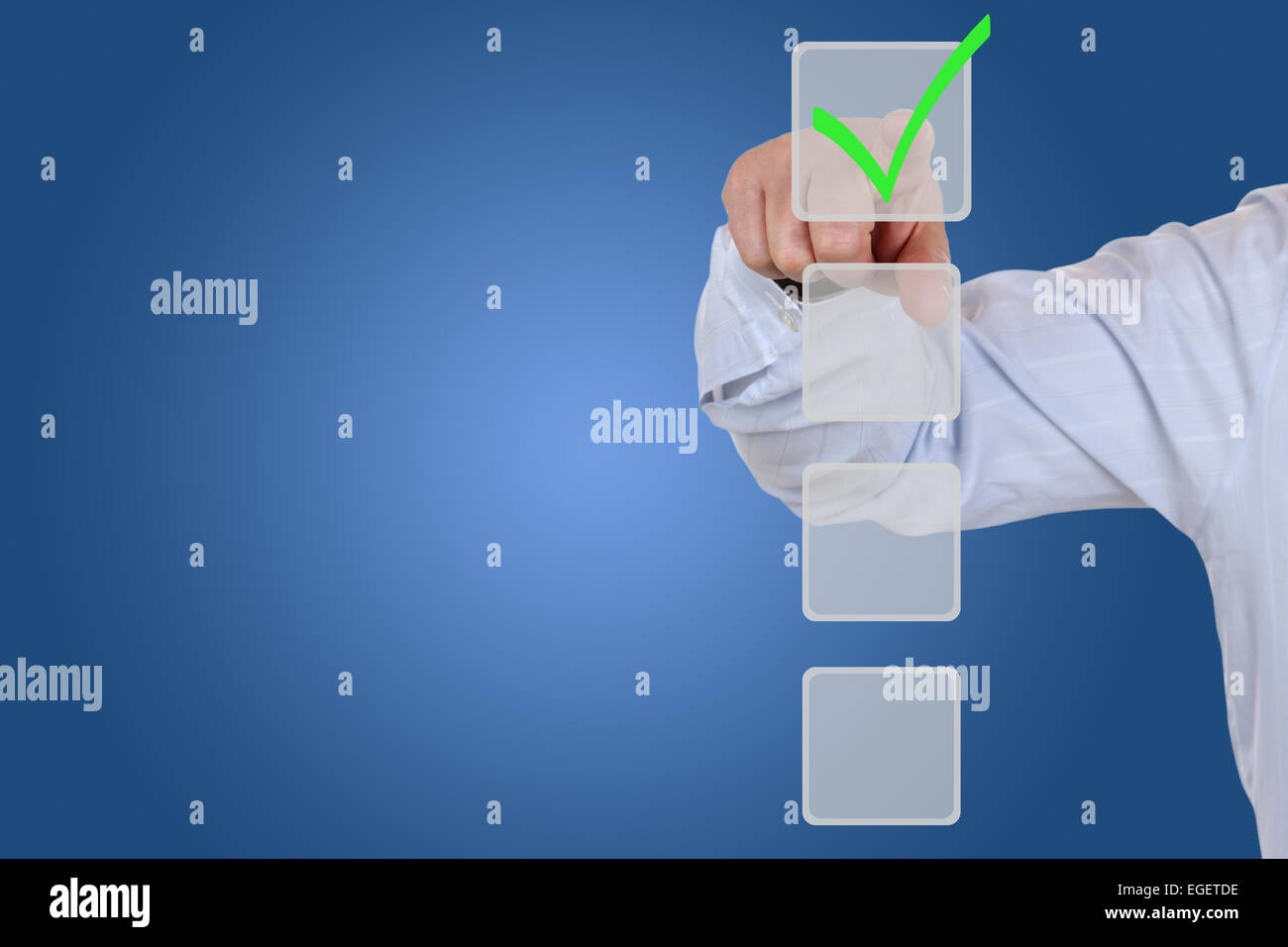Imprenditore scegliendo una casella di scelta per la concezione di business, organizzazione Foto Stock