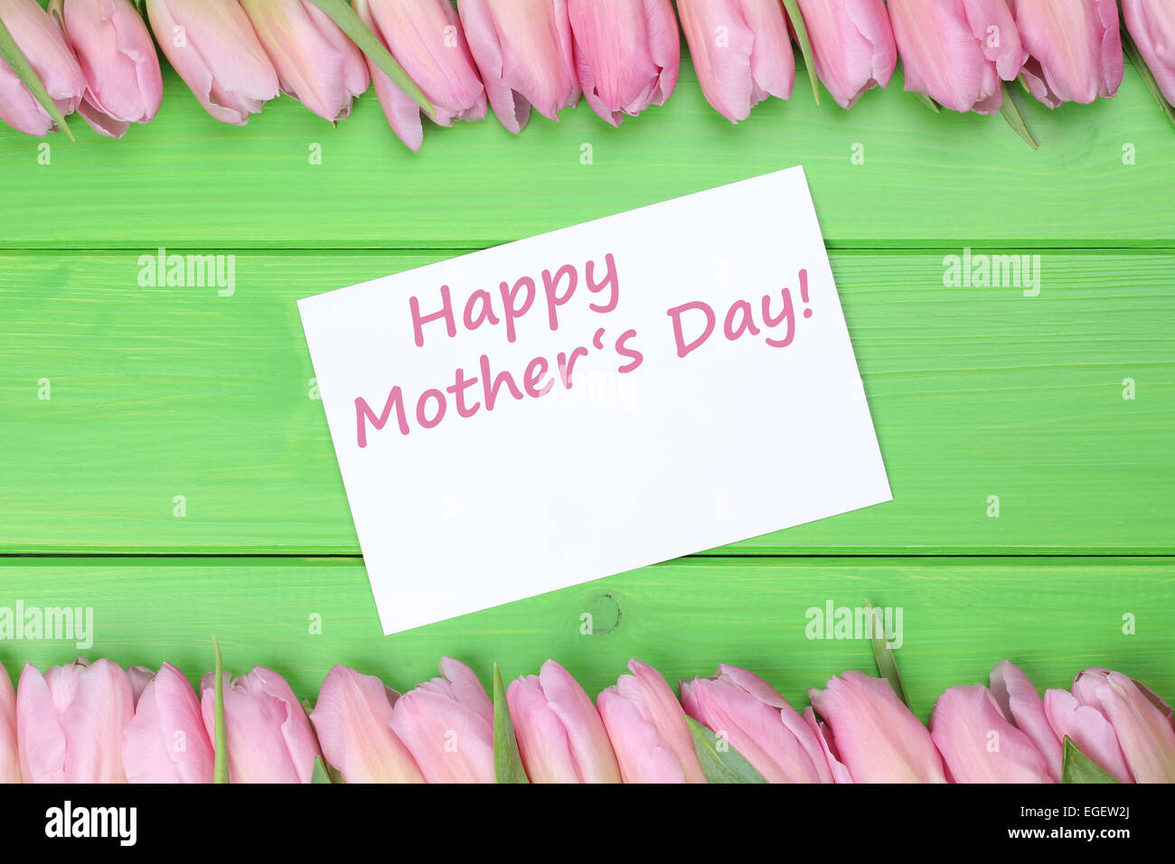 I tulipani fiori con biglietto di auguri e il testo felice festa della mamma con copyspace Foto Stock