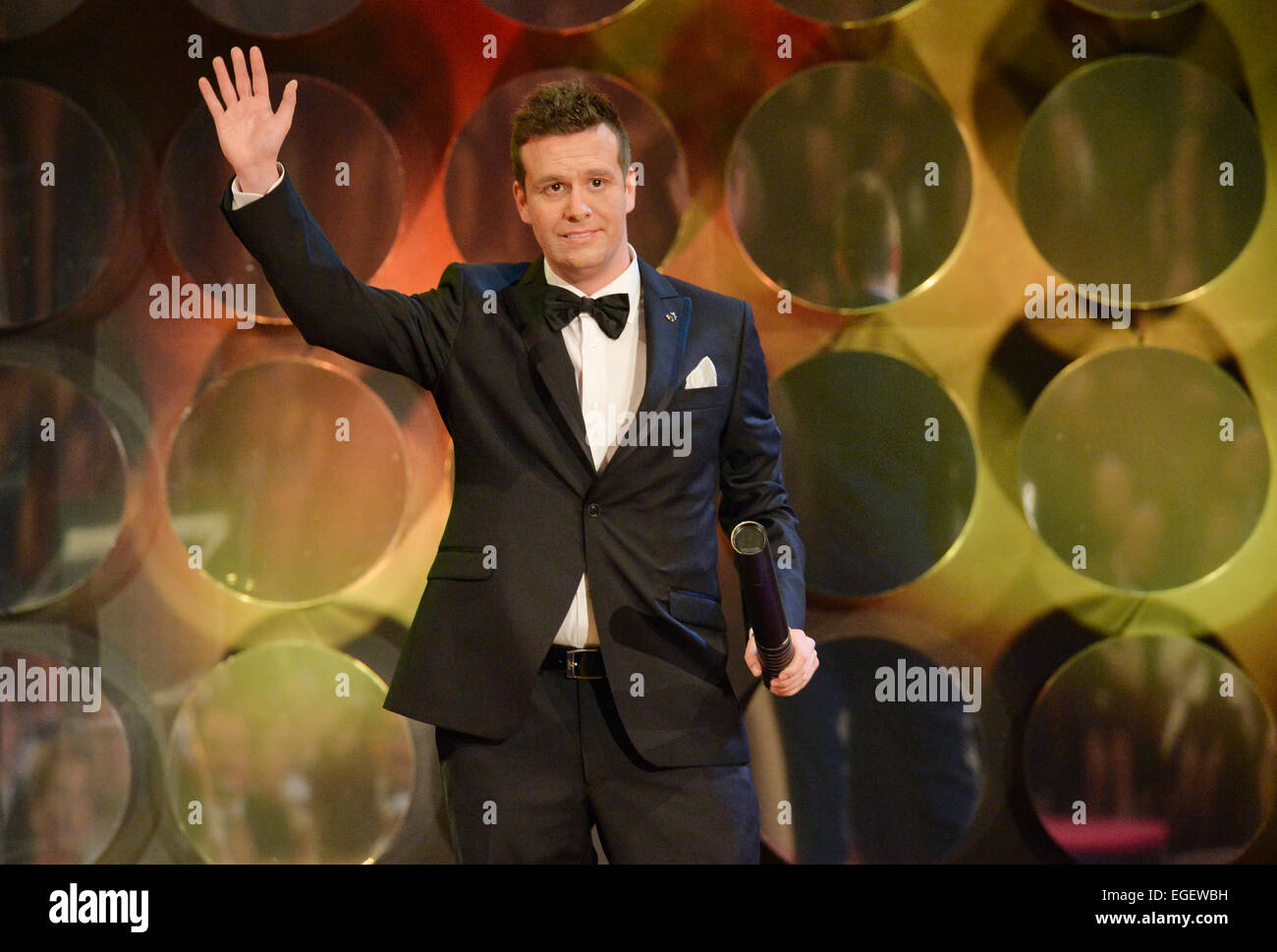 Praga, Repubblica Ceca. Il 21 febbraio, 2015. L'uomo impersonando l'attore Jim Carrey passeggiate sul palco del 'Czech Lion' film awards a Praga, Repubblica ceca, 21 febbraio 2015. Nome del finto Jim Carrey è Hari Zihanovic, egli è 28 anni, e anche se la sua famiglia proviene dalla Bosnia, egli è naturalizzato nella Repubblica Ceca. Secondo i resoconti dei mass media, il vero Jim Carrey stava celebrando in corrispondenza di una pre-Oscar party in Los Angeles. © Vit Simanek/CTK foto/Alamy Live News Foto Stock