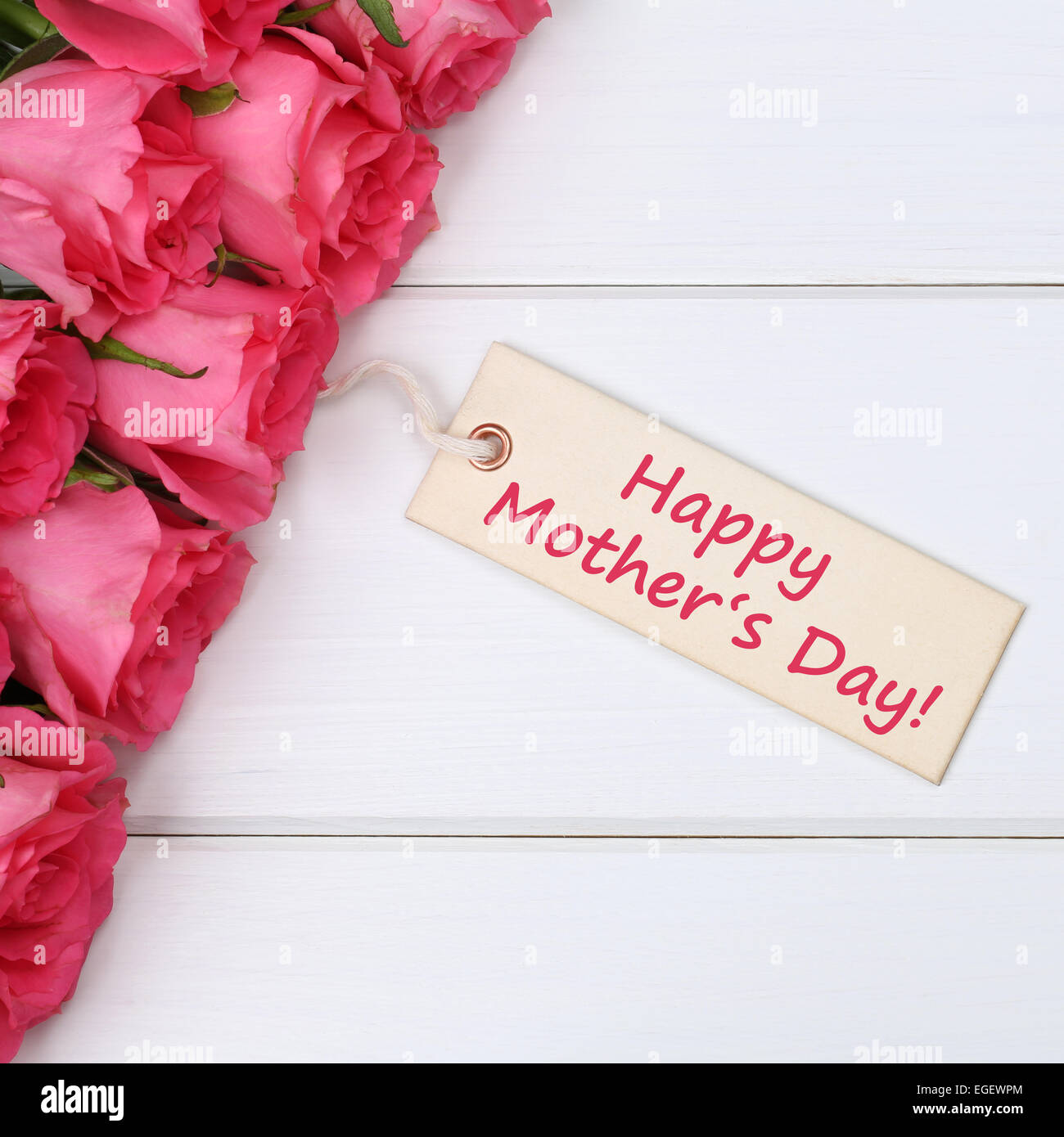 Felice Festa della mamma con rose fiori e biglietto di auguri su un bianco tavola di legno Foto Stock