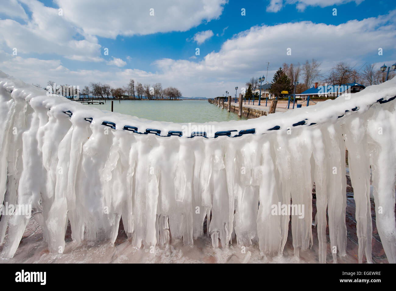 Il ghiaccio sulla catena sulla riva del Lago Balaton Foto Stock