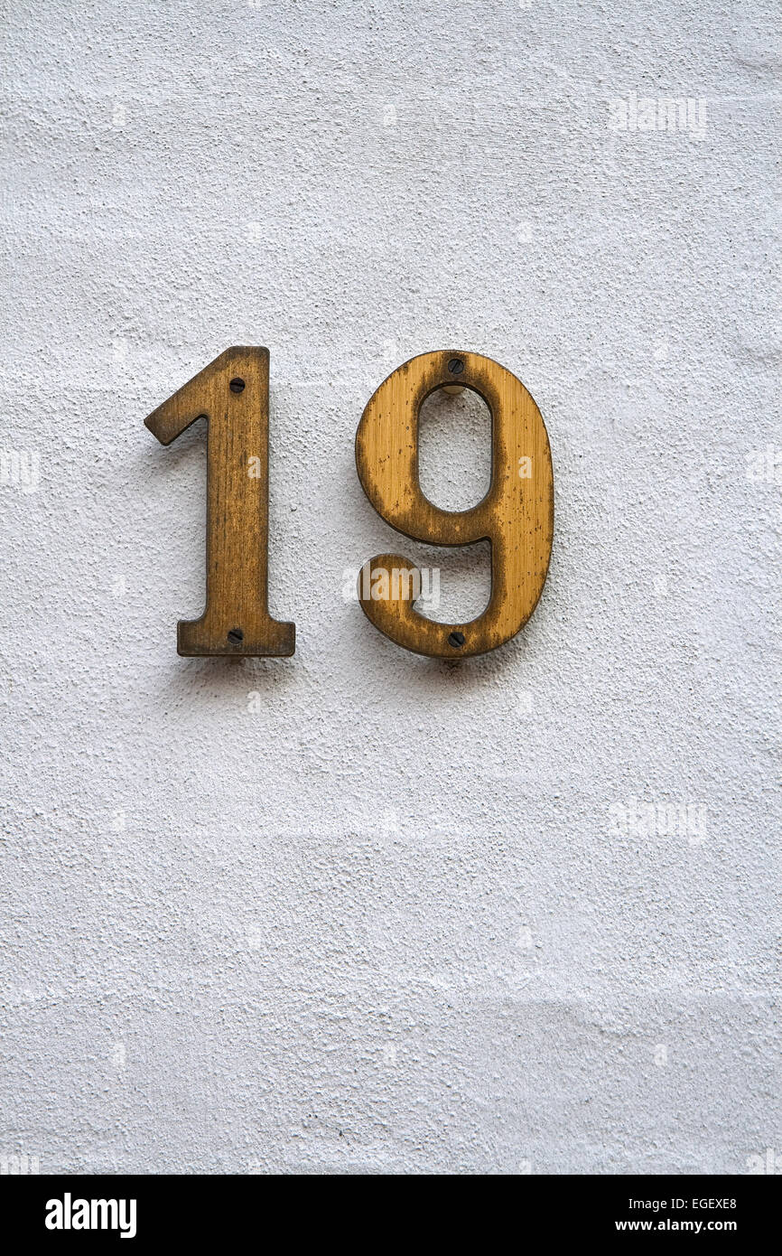 Numero 19 su un bianco muro intonacato Foto Stock