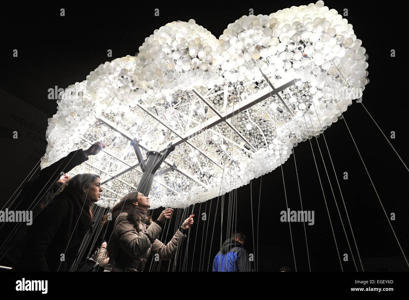 Pilsen, Repubblica Ceca. Xx Febbraio 2015. Festival della luce ha avuto luogo a Pilsen, Repubblica ceca, 20 febbraio, 2015. Nella foto l'installazione di un cloud, composta da un migliaio di peste luce proveniente dalle lampadine per uso domestico da Caitlind marrone e Wayne Garrett dall'Irlanda. © Pavel Nemecek/CTK foto/Alamy Live News Foto Stock