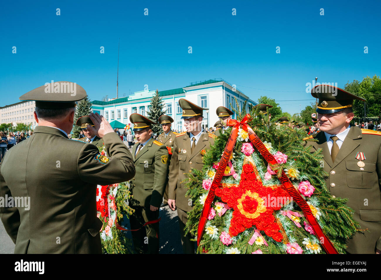 Dobrush (regione di Gomel), Bielorussia - 9 Maggio 2014: Non identificato funzionari bielorussi si prepara a stabilire le corone presso il monumento a cadere Foto Stock