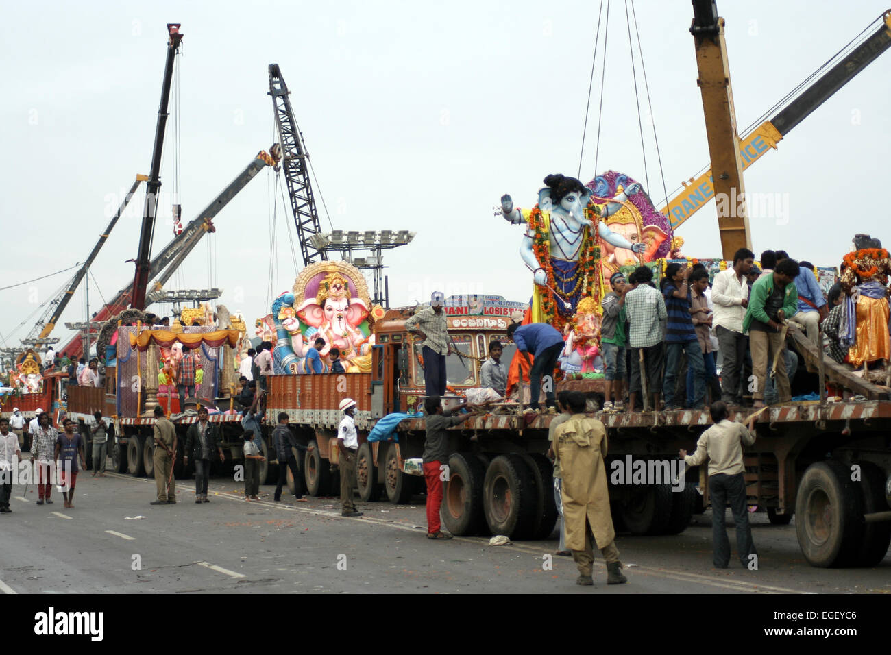 Trasporto indù Ganesha idoli per immersione in acqua corpi durante Ganesh Chathurthi settembre 19,2013 in Hyderabad,AP,l'India. Foto Stock