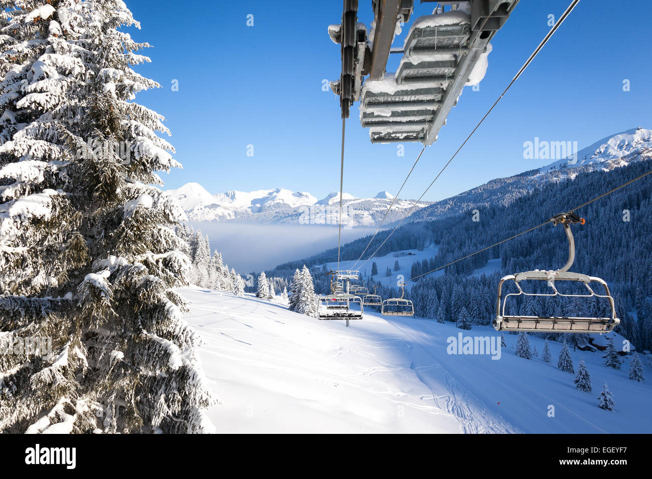 Visualizza in basso la valle da una seggiovia a Les Gets ski resort, Portes du Soleil, Francia Foto Stock