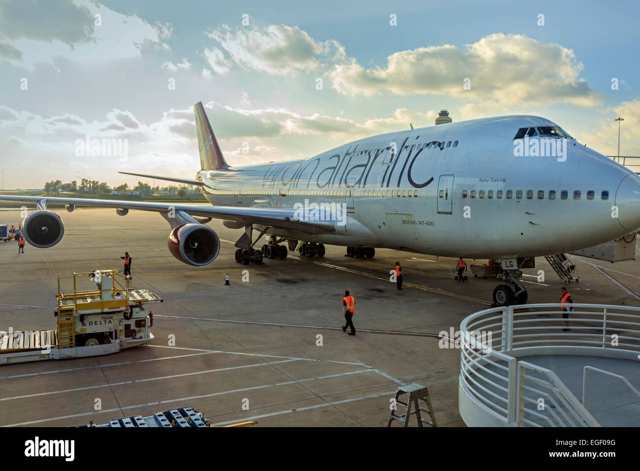 Virgin Atlantic Boeing 747 essendo caricato all'Aeroporto di Orlando, Florida, America Foto Stock