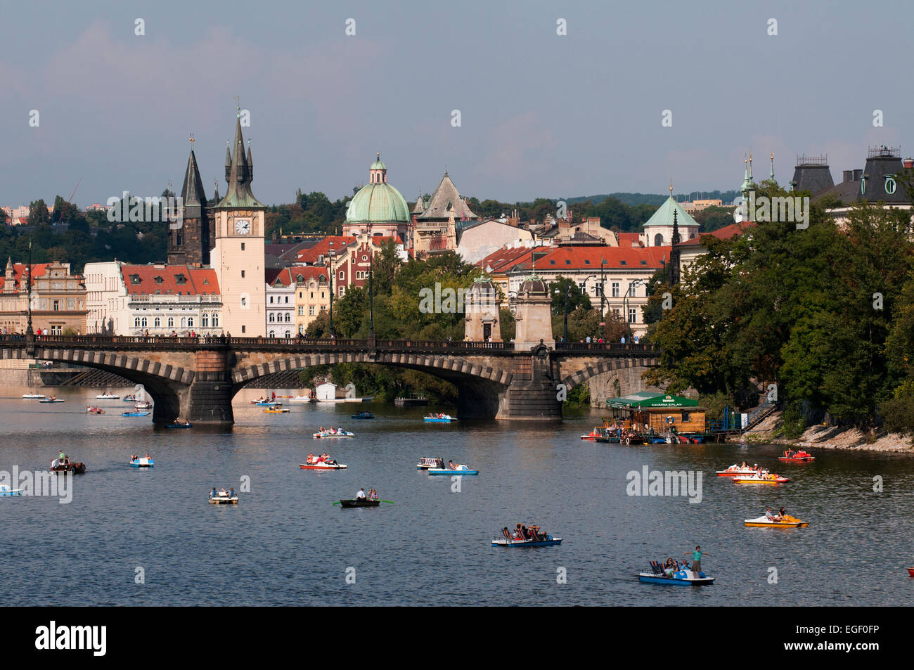 Imbarcazioni da diporto sul fiume Moldava in una bella domenica di Praga. Foto Stock