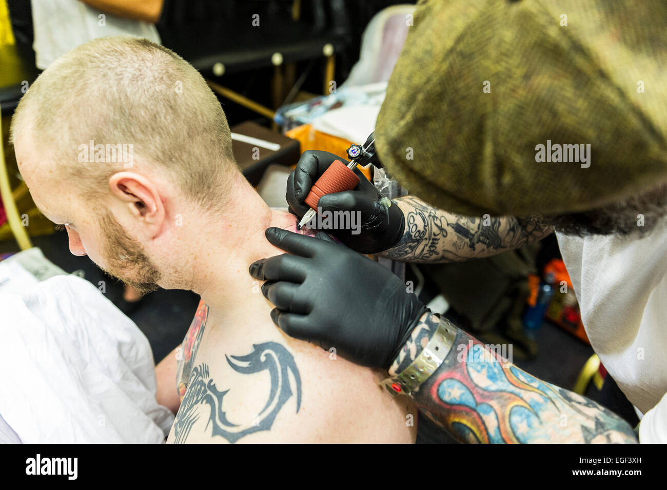 Un uomo tatuato sulla schiena al Brighton Tattoo Convention. Foto Stock