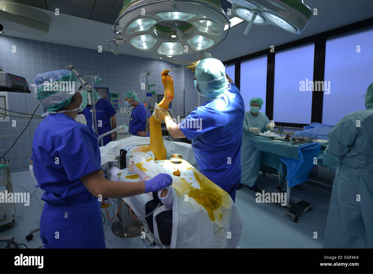 Competenze mediche, artigianato e un elevato livello di high-tech co-operare ad un paziente come questo in una clinica di Sauerland collegato al Foto Stock