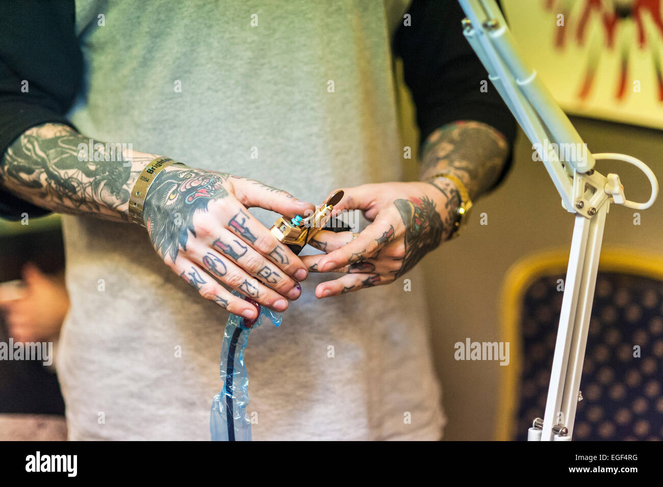 Un tattooist prepara il suo tatuaggio macchina al Brighton Tattoo Convention. Foto Stock