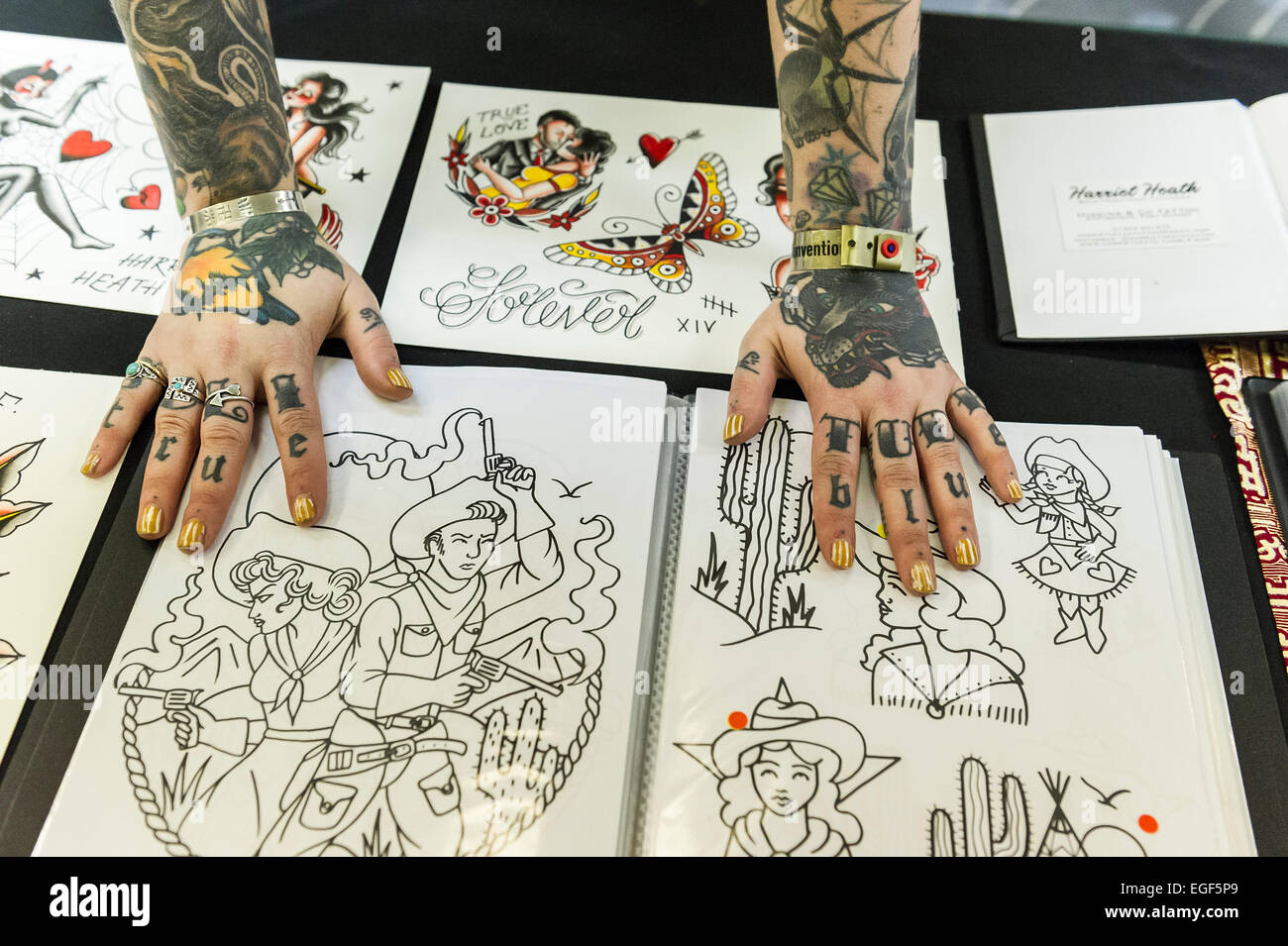 Tatuato le mani al Brighton Tattoo Convention. Foto Stock