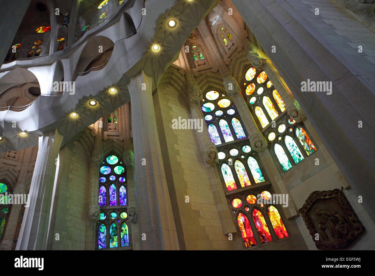 Le finestre di vetro macchiate, interior Sagrada Familia di Barcellona, Spagna Foto Stock