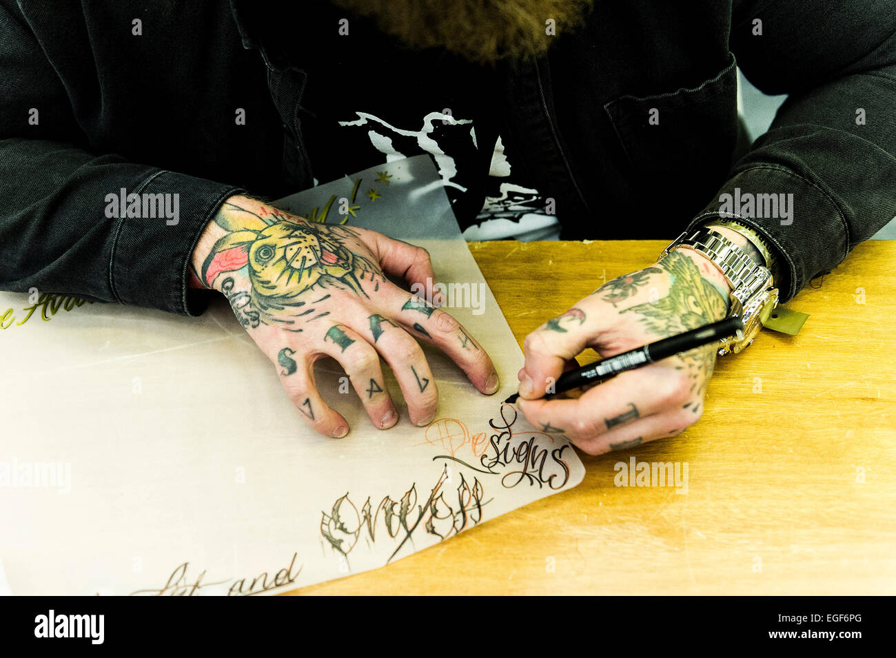 Un tattooist lavorando su un progetto al Brighton Tattoo Convention. Foto Stock